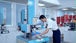 汕頭超聲波焊接機(jī)在頭盔焊接加工中的應(yīng)用與優(yōu)勢
