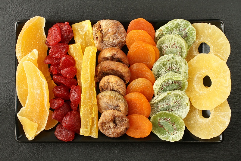 千庫(kù)網(wǎng)_芒果、木瓜、獼猴桃、菠蘿、干草莓、無(wú)花果、杏子等水果, 躺在黑色石頭表面的黑色陶瓷板上。宏觀_攝影圖編號(hào)20106491
